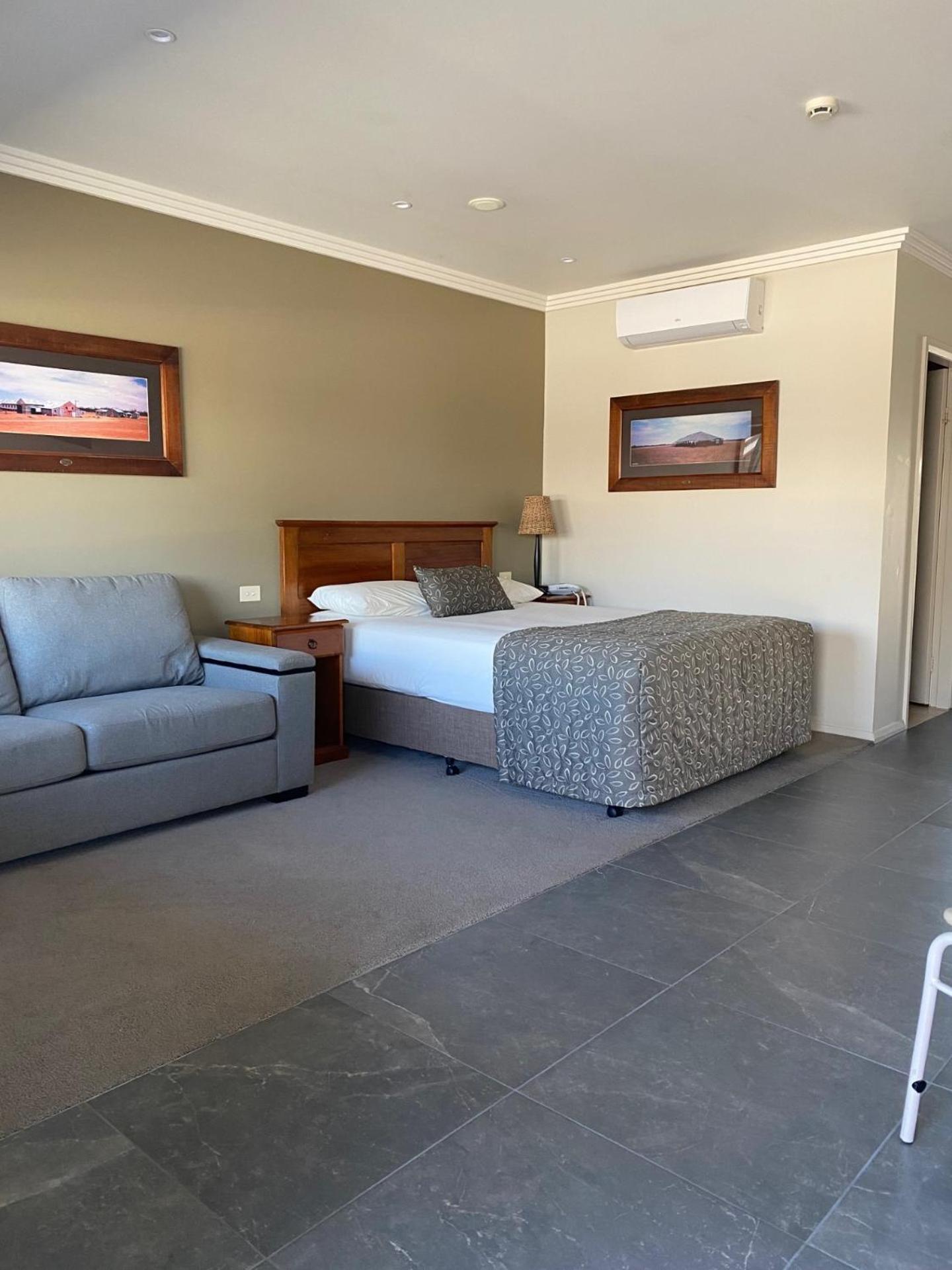 The Saltbush Motor Inn Гей Екстер'єр фото