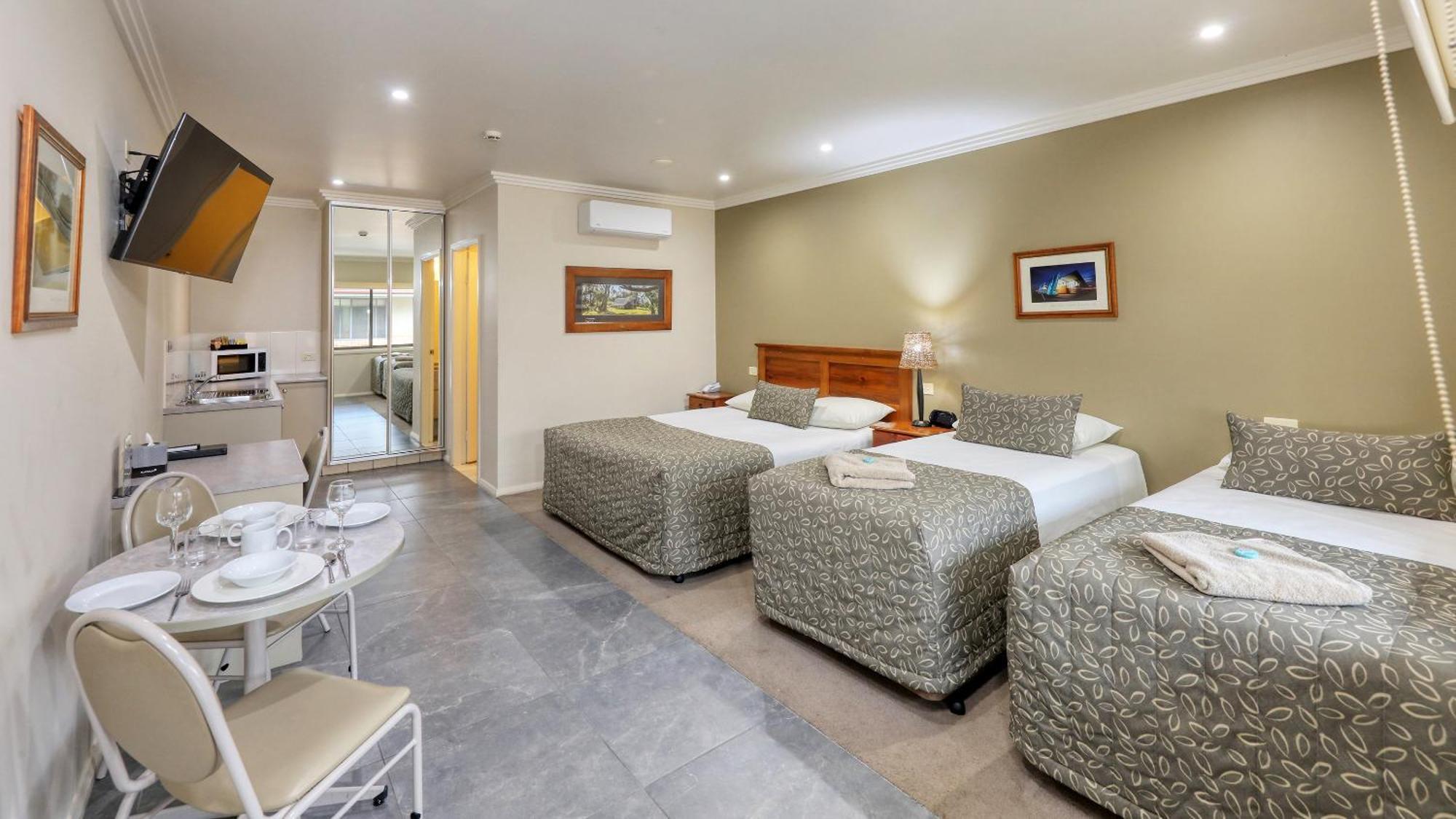 The Saltbush Motor Inn Гей Екстер'єр фото