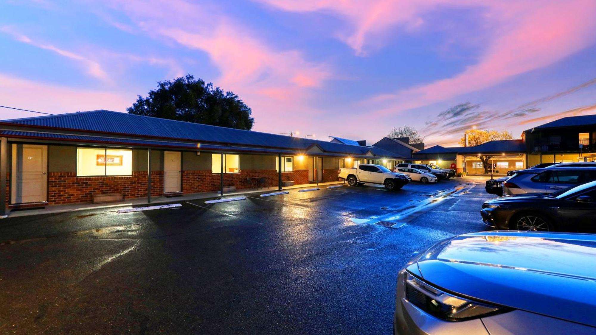 The Saltbush Motor Inn Гей Екстер'єр фото