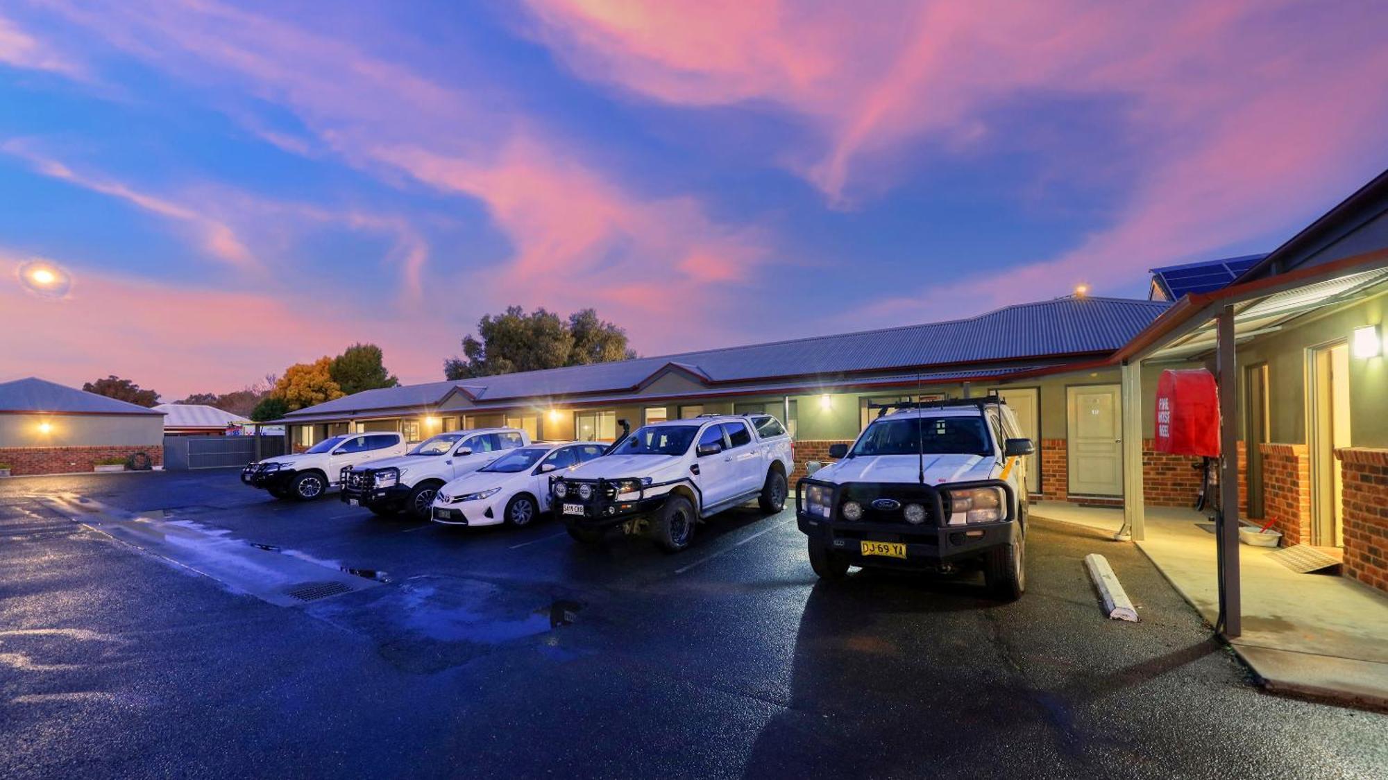 The Saltbush Motor Inn Гей Екстер'єр фото