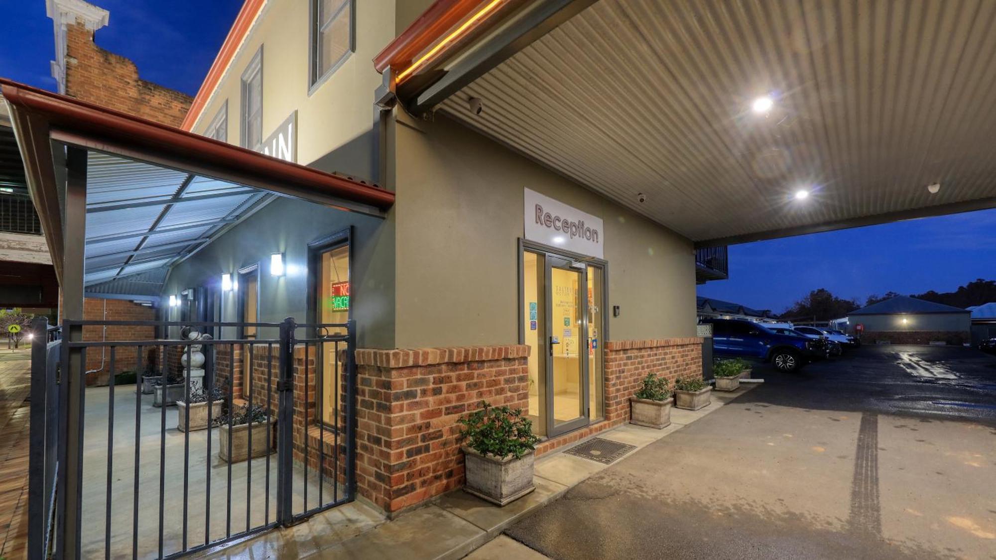 The Saltbush Motor Inn Гей Екстер'єр фото