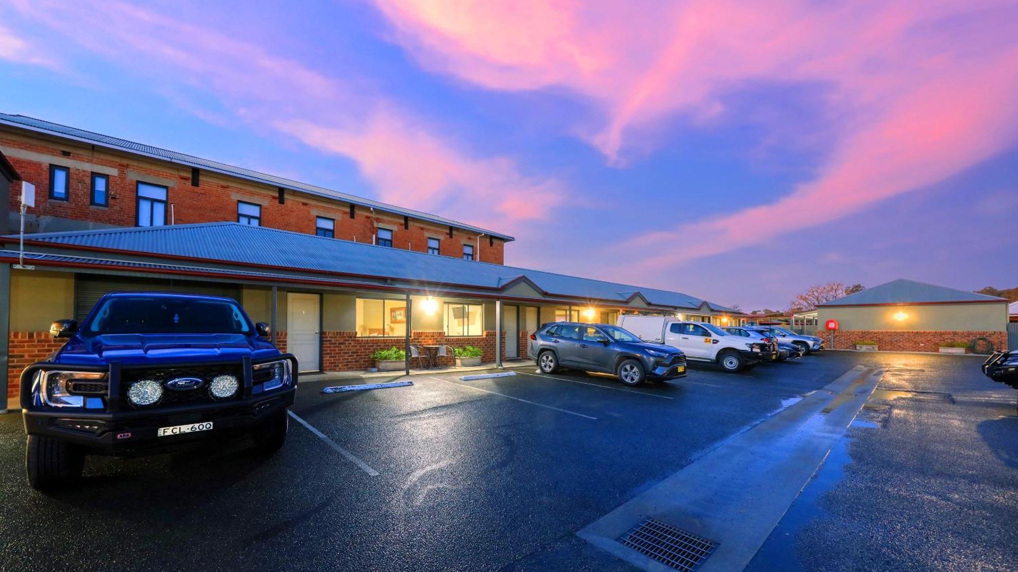 The Saltbush Motor Inn Гей Екстер'єр фото