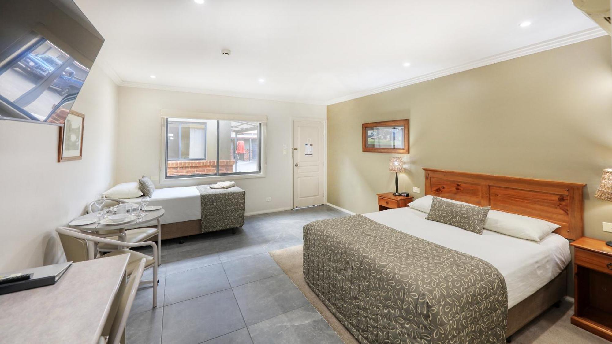 The Saltbush Motor Inn Гей Екстер'єр фото