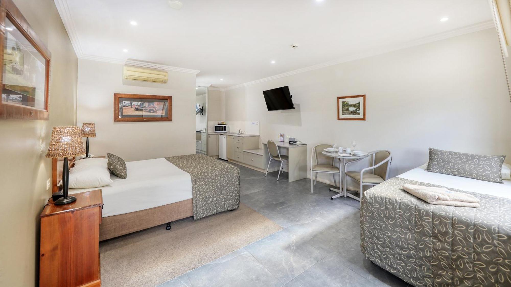 The Saltbush Motor Inn Гей Екстер'єр фото