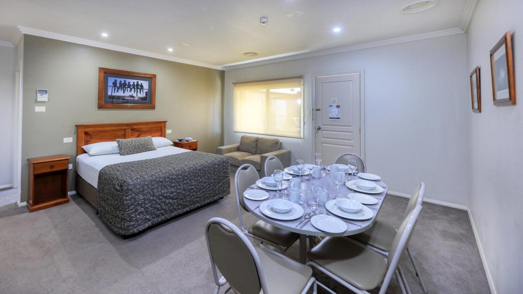 The Saltbush Motor Inn Гей Екстер'єр фото