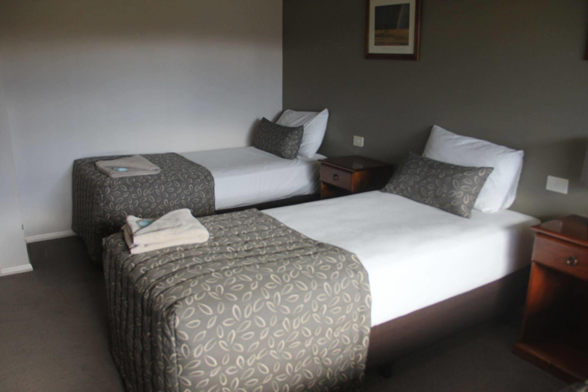 The Saltbush Motor Inn Гей Екстер'єр фото