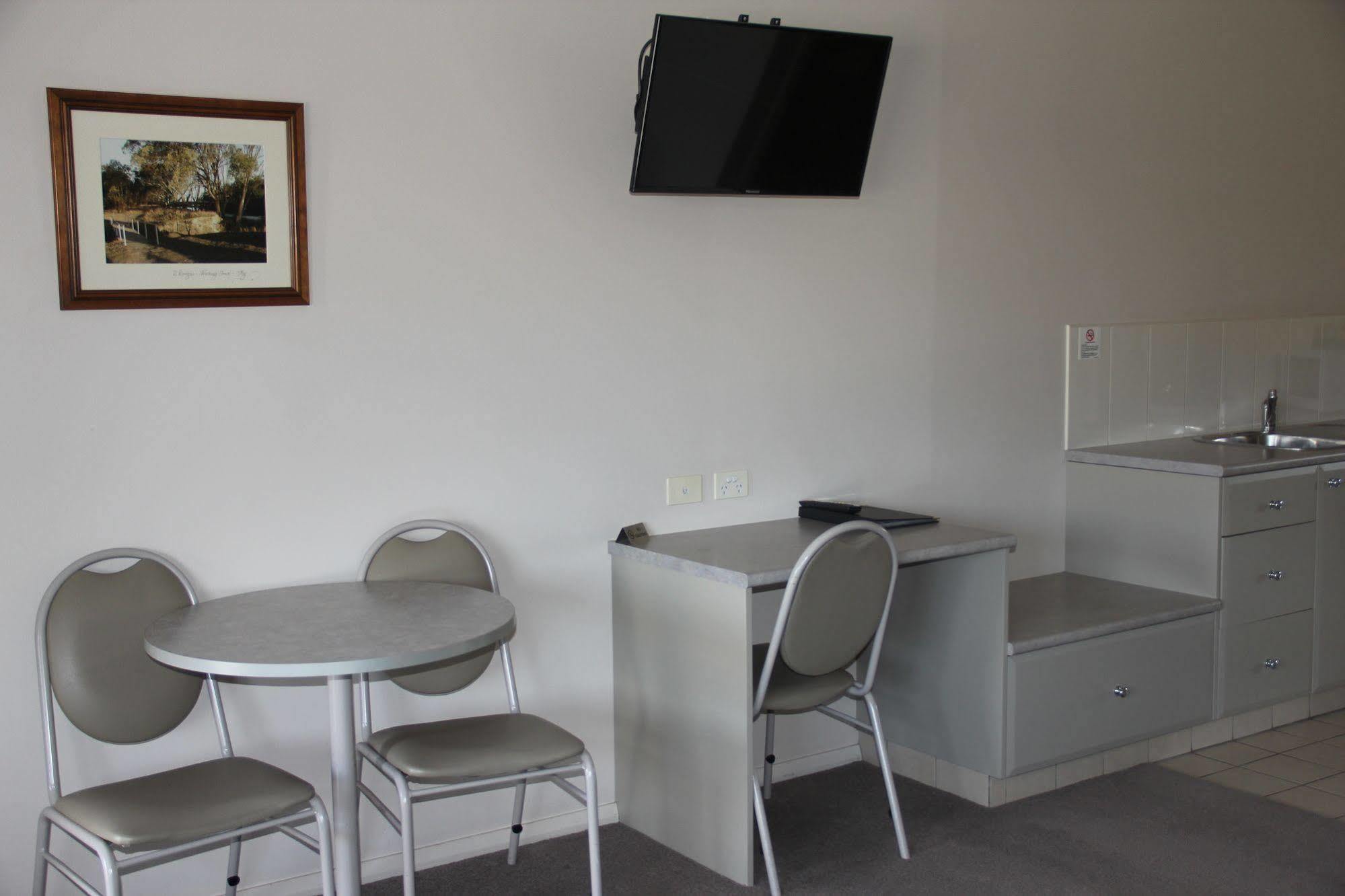 The Saltbush Motor Inn Гей Екстер'єр фото
