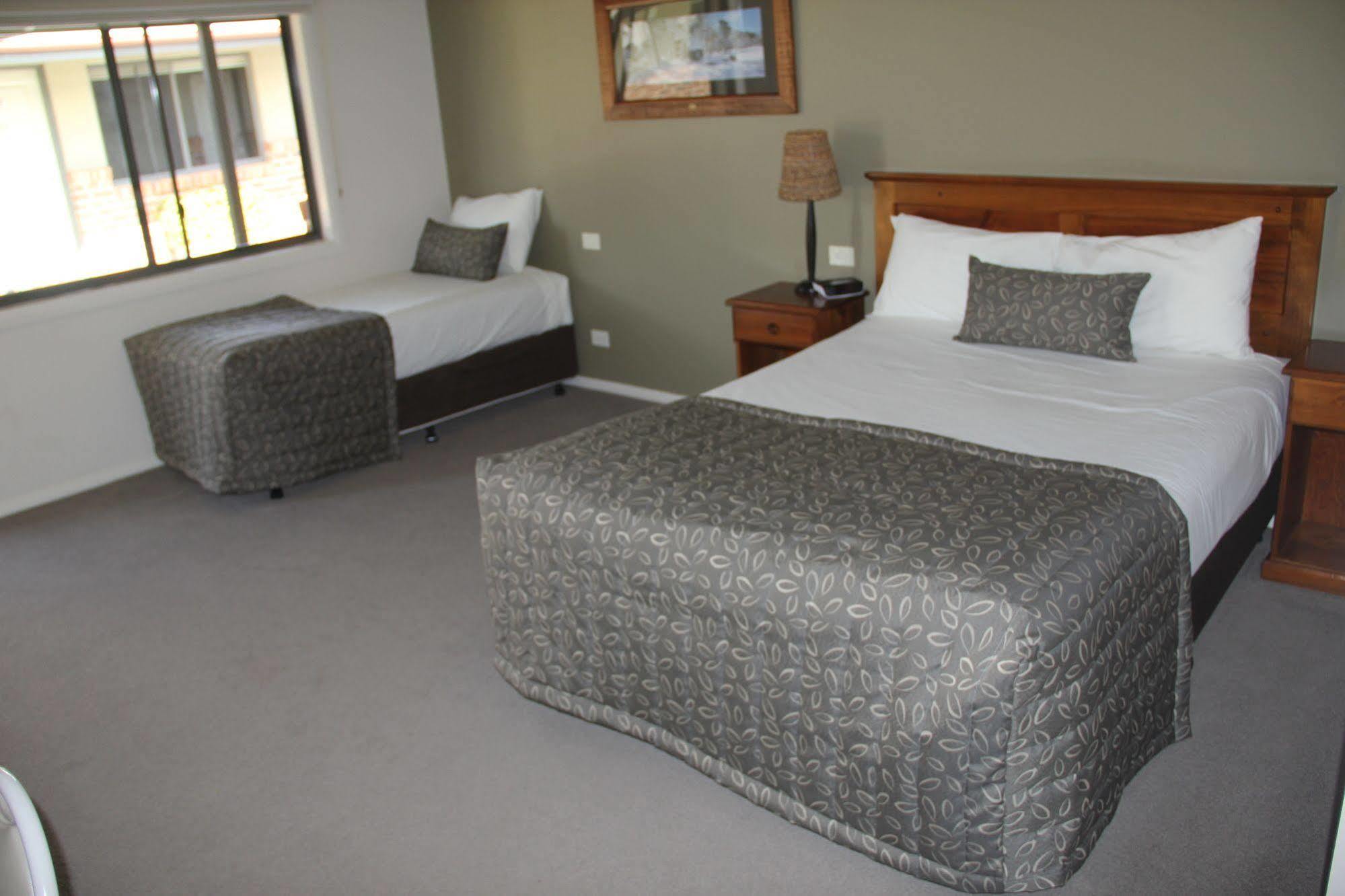 The Saltbush Motor Inn Гей Екстер'єр фото