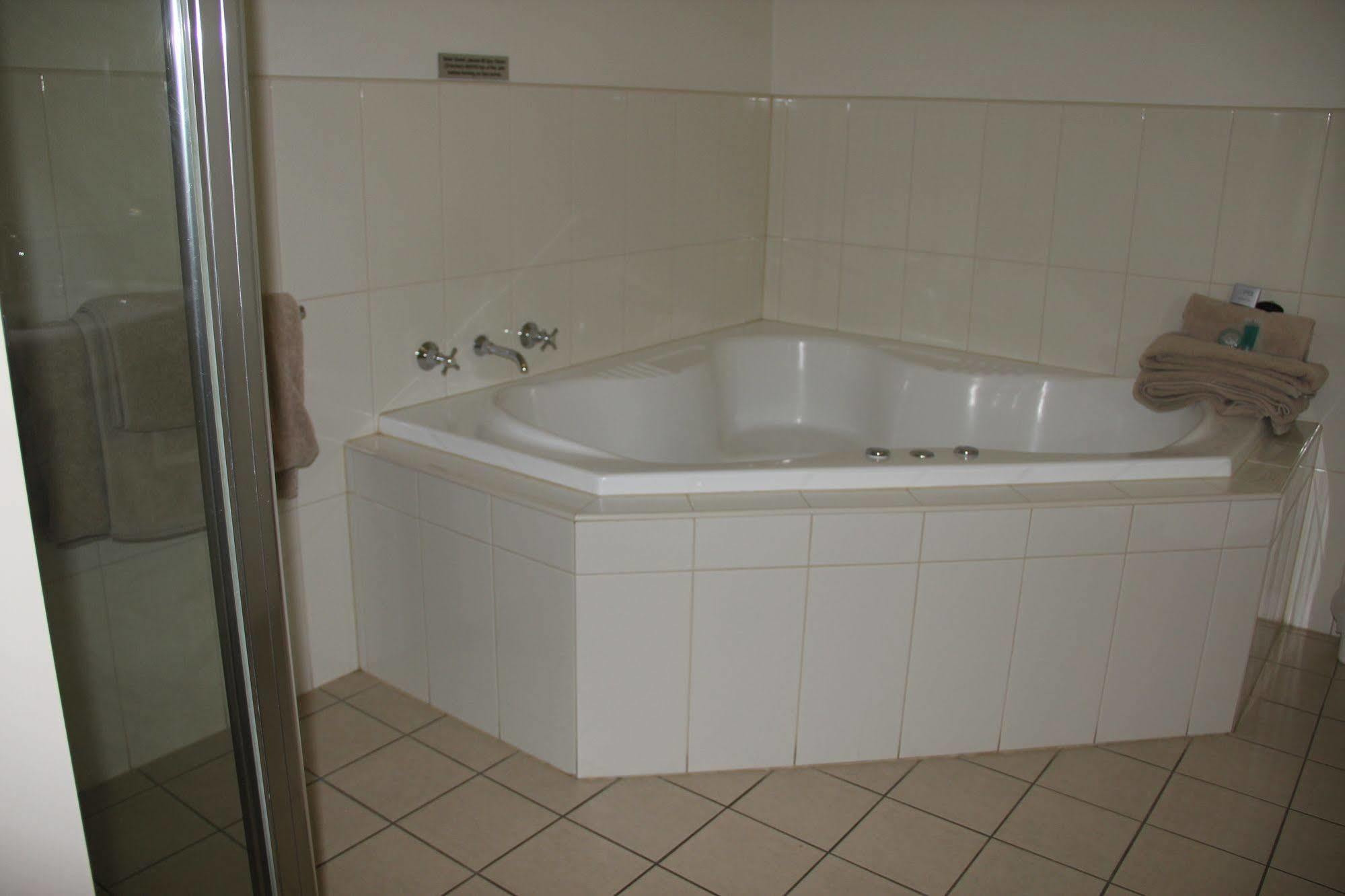 The Saltbush Motor Inn Гей Екстер'єр фото